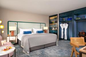 Schlafzimmer mit einem großen Bett und blauen Schränken in der Unterkunft The Green in Dublin