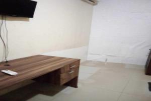 a room with a wooden table in a room at OYO 93863 Dv Homestay Syariah Genteng in Surabaya