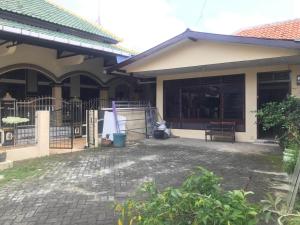 een huis met een poort en een patio bij OYO 93864 Wisma Gading Syariah in Pemalang