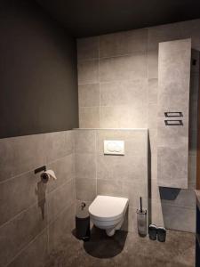 W pokoju znajduje się łazienka z białą toaletą. w obiekcie Vijverburcht w mieście Terzool