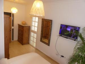 Televízia a/alebo spoločenská miestnosť v ubytovaní Alquilar apartamento Algeciras centro piso fibra wifi aire acondicionado