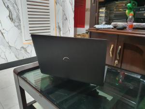 um computador portátil sentado em cima de uma mesa de vidro em OYO 93865 Dv Homestay Syariah Kupang em Surabaia