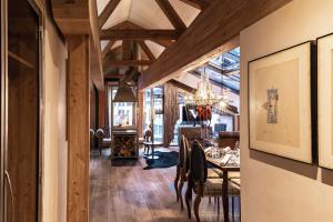 une salle à manger avec une table et un lustre dans l'établissement Backstage Boutique SPA Hotel, à Zermatt 68 autres photos
