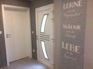 una habitación con dos puertas y palabras en la pared en Ferienhaus am Bunderhammrich 25184 en Bunde