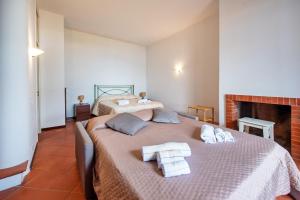 Dos camas en una habitación de hotel con toallas. en Lady Elena, en Conca dei Marini