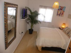 Posteľ alebo postele v izbe v ubytovaní Alquilar apartamento Algeciras centro piso fibra wifi aire acondicionado