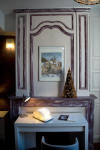 a table with a christmas tree on top of it at Sur les Pas de Cadet Roussel in Auxerre