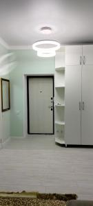 une chambre vide avec une porte et une chambre avec une pièce dans l'établissement Сдам в аренду квартиру, à Taldykolʼ