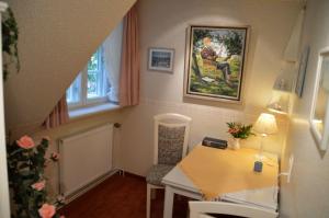 a small room with a table and a picture on the wall at Nordseestübchen Whg 05 in Nieblum +2 photos