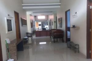 un couloir avec un salon et une salle à manger dans l'établissement Capital O 93872 Natura Guest House Syariah, à Purwokerto