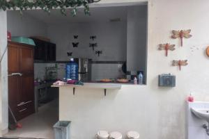 una cucina con bancone e archi sul muro di Capital O 93872 Natura Guest House Syariah a Purwokerto