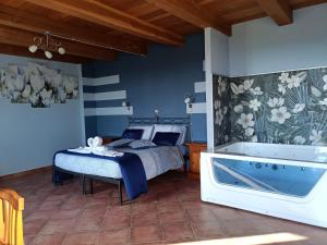um quarto com uma cama e uma banheira em Da Fabiana em Bossolasco