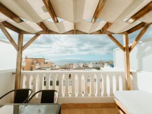 einen Balkon mit Stadtblick in der Unterkunft Spacious 2 BR Golden Apartment by Aqua Vista Tenerife in Callao Salvaje