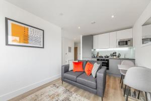 a living room with a couch and a kitchen at Bright Contemporary Studio in East Grinstead in East Grinstead
