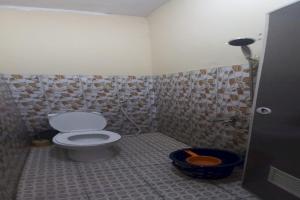 ein Bad mit WC in einem Zimmer in der Unterkunft OYO 93861 Adinda Guest House Syariah in Garut