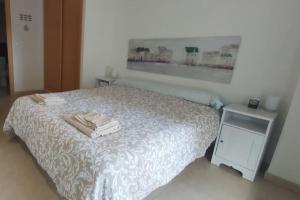 1 dormitorio con 1 cama con 2 toallas en Apartamento La Marjal, en Moncófar