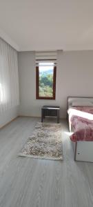 Postel nebo postele na pokoji v ubytování Arsin & Harmanlı - Villa for Rent