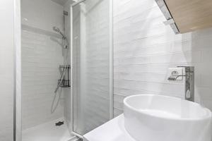 een badkamer met een douche, een toilet en een wastafel bij Résidor - Warm and bright 4P apartment! in Boulogne-Billancourt