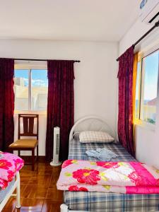 - une chambre avec 2 lits et une fenêtre dans l'établissement Casa BB&Djassi, à Ponta do Sol
