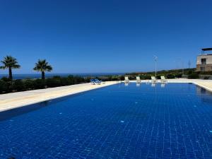 Bazén v ubytování Seafront holiday home surrounded by nature in Tatlisu, Northern Cyprus nebo v jeho okolí