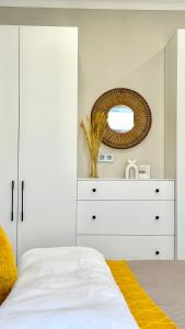 Een bed of bedden in een kamer bij Yourhome - #173 Комфорт сити