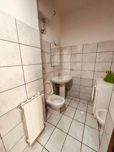 ein Bad mit einem WC und einem Waschbecken in der Unterkunft casa vacanze spigolatrice in Sapri