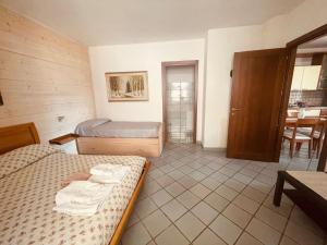 ein Hotelzimmer mit 2 Betten und einem Tisch in der Unterkunft casa vacanze spigolatrice in Sapri