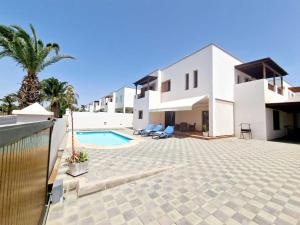 obraz willi z basenem w obiekcie Casa Daniela en Costa Teguise w Costa Teguise