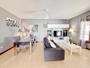 salon z kanapą i jadalnią w obiekcie Casa Daniela en Costa Teguise w Costa Teguise