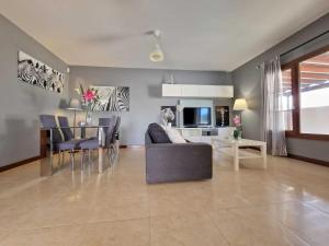 salon z kanapą i stołem w obiekcie Casa Daniela en Costa Teguise w Costa Teguise