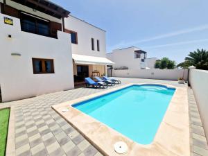 Basen w obiekcie Casa Daniela en Costa Teguise lub w pobliżu