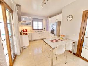 Kuchnia lub aneks kuchenny w obiekcie Casa Daniela en Costa Teguise