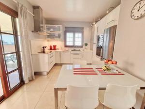 Kuchnia lub aneks kuchenny w obiekcie Casa Daniela en Costa Teguise
