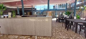 un restaurante con mesas y sillas en un edificio en Sky Seaview Coron en Corón