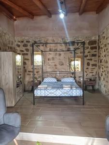 Agia FotiaにあるNeromilos Agia Fotia Sitiaの部屋にベッドがある寝室