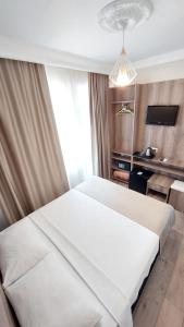 Postel nebo postele na pokoji v ubytování Kutberk Hotel Kemer