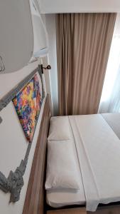 Postel nebo postele na pokoji v ubytování Kutberk Hotel Kemer