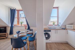cocina y comedor con mesa y sillas en Summerfield Stay - SJA Stays - Modern 1 Bed Apartment en Aberdeen