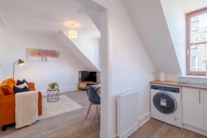 sala de estar con lavadora y secadora en Summerfield Stay - SJA Stays - Modern 1 Bed Apartment en Aberdeen