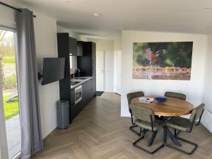 Η κουζίνα ή μικρή κουζίνα στο Vogelvrij, vakantie woning met landelijk uitzicht en geheel omheinde tuin +22 φωτογραφίες