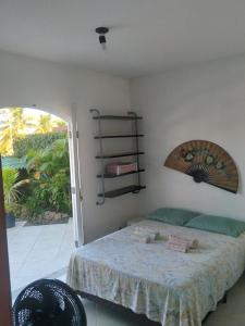 um quarto com uma cama e uma varanda em Confortável, 1min da praia a pé em Niterói