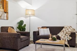 un soggiorno con due divani e un tavolino da caffè di Prized Perth Retreat 1BDR a Perth