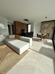 ein weißes Sofa im Wohnzimmer mit einem Tisch in der Unterkunft Villa Eugenio - A Murcia Holiday Rentals Property in Torre-Pacheco