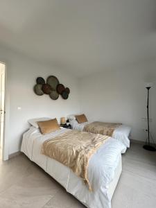 2 Betten nebeneinander in einem Zimmer in der Unterkunft Villa Eugenio - A Murcia Holiday Rentals Property in Torre-Pacheco