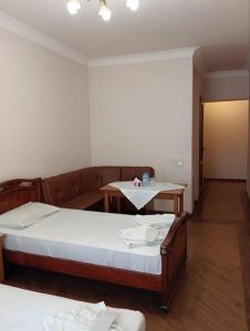 Кровать или кровати в номере Hotel Old Kayaran