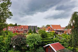 een groep huizen en bomen in een stad bij Ferienwohnung Heijenga, 45223 in Jemgum