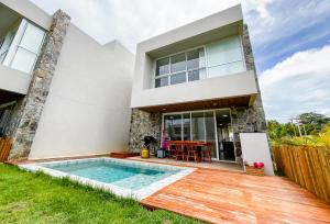une maison avec une piscine et une terrasse dans l'établissement Casa Marceneiro Milagres, à São Miguel dos Milagres