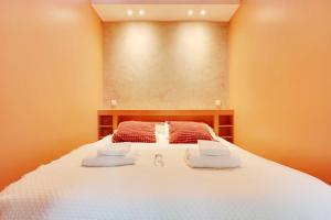 ein Schlafzimmer mit einem Bett mit zwei Handtüchern darauf in der Unterkunft Cosy flat with garden -Neuilly-sur-Seine in Neuilly-sur-Seine