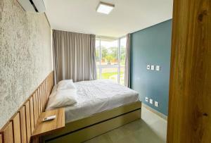 une petite chambre avec un lit et une fenêtre dans l'établissement Casa Marceneiro Milagres, à São Miguel dos Milagres 52 autres photos