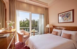 una camera d'albergo con un letto e una grande finestra di Hotel Panorama a Salonicco